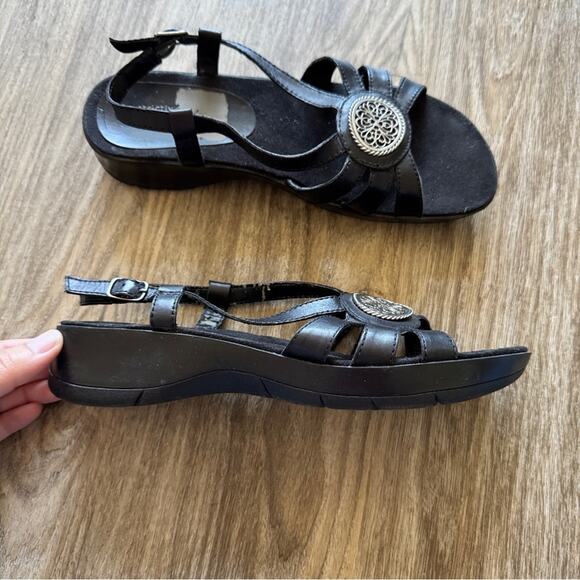 Strictly Comfort Black Leather Strappy Sandals Women 7.5 Low Wedge Shoes Comfort - Picture 2 of 8